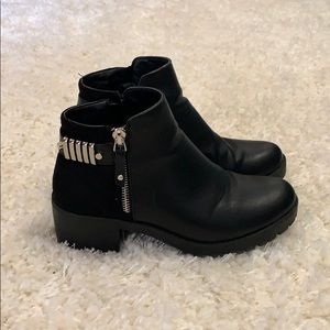 💌 Cute Black Booties with Accents Sz 7